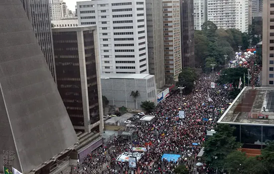 Manifestantes ocupam Paulista contra cortes de verbas na educação