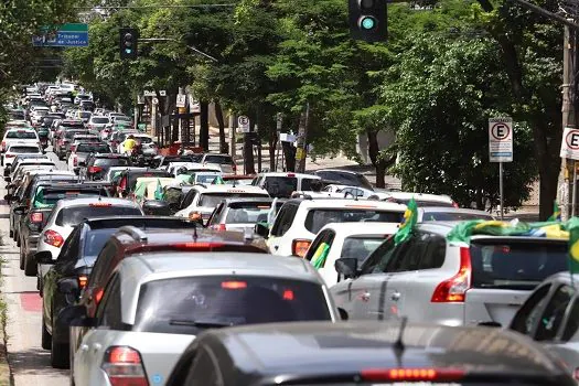 Grupo de manifestantes faz buzinaço contra Doria e STF em Guarujá