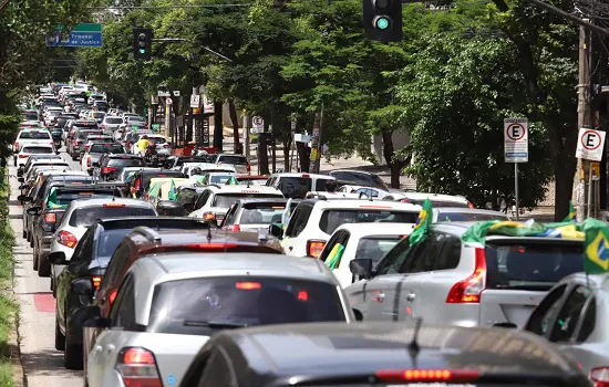 Grupo de manifestantes faz buzinaço contra Doria e STF em Guarujá