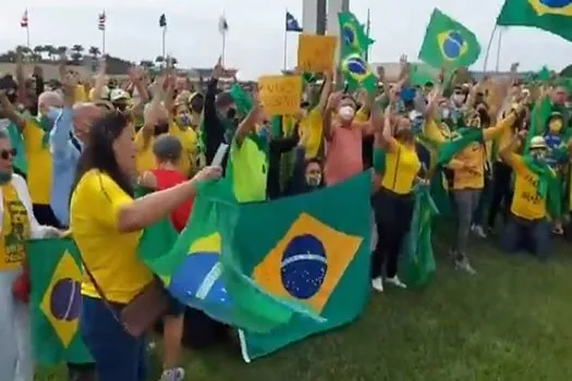 Bolsonaristas pedem intervenção militar em manifestação na Esplanada