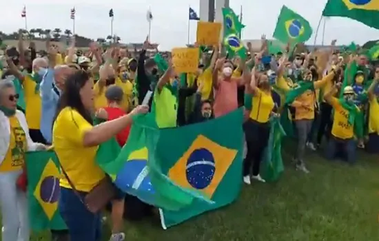 Bolsonaristas pedem intervenção militar em manifestação na Esplanada