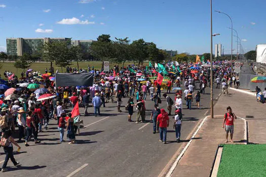 Manifestantes voltam às ruas por mais verbas para universidades