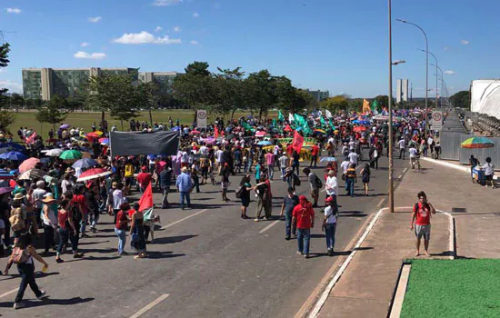 Manifestantes voltam às ruas por mais verbas para universidades