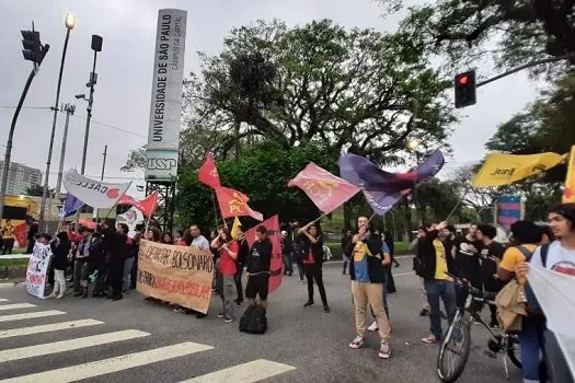 Em SP, manifestação de estudantes em frente à USP bloqueia avenidas