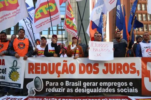 Centrais sindicais fazem protesto em SP contra juros altos