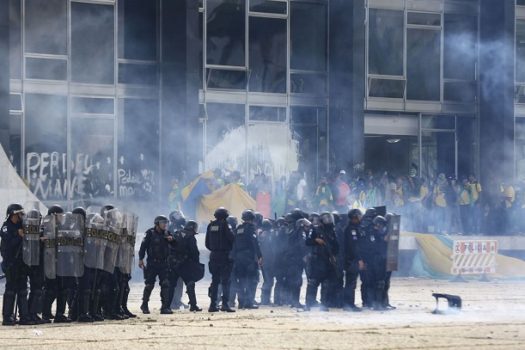 Jornalistas são agredidos em cobertura de invasão em Brasília