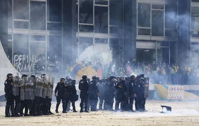 Jornalistas são agredidos em cobertura de invasão em Brasília