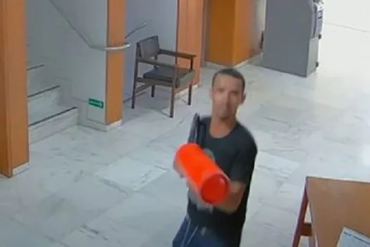 PF prende homem filmado ao destruir relógio no Palácio do Planalto