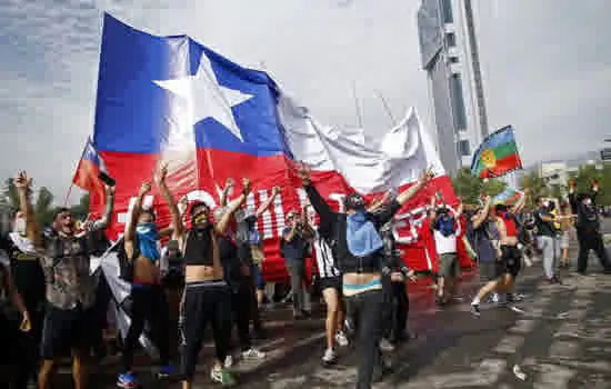 Chile suspende toque de recolher em Santiago e outras três cidades