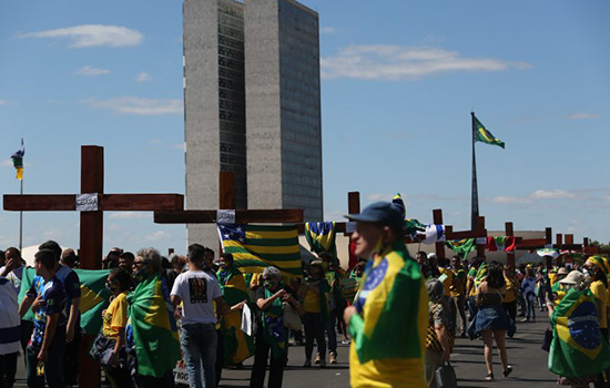 Manifestantes pró-Bolsonaro protestam contra governadores em Brasília