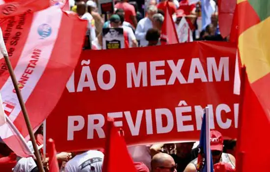 Centrais sindicais fazem protesto em São Paulo contra a reforma da Previdência