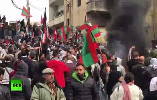 Manifestantes protestam fora da embaixada dos EUA em Beirute
