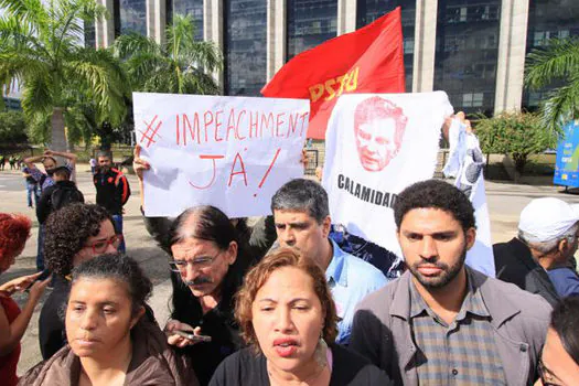 Em protesto contra Crivella, manifestantes invadem prédio da Prefeitura do Rio