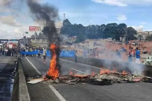 Em protesto por moradia, grupo bloqueia trecho da Via Dutra