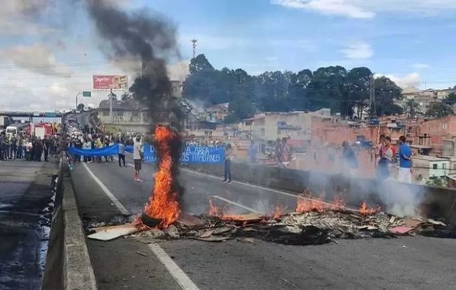 Em protesto por moradia