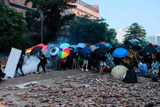 China ameaça intervir, mas manifestantes de Hong Kong seguem em universidade