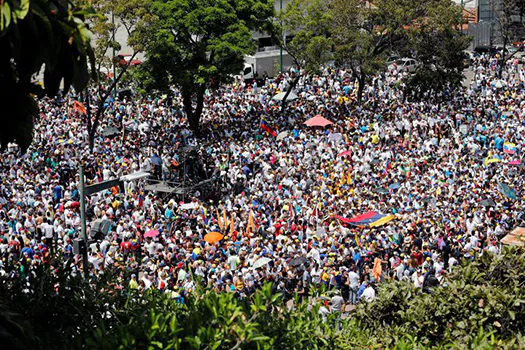 Manifestantes saem às ruas em várias cidades da Venezuela