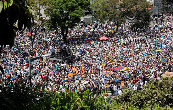 Manifestantes saem às ruas em várias cidades da Venezuela