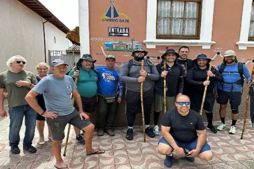 A pé Mano Walter completa romaria 137km até Aparecida