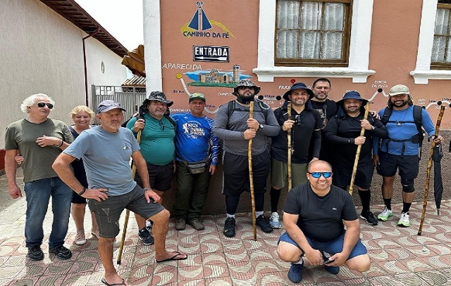 A pé Mano Walter completa romaria 137km até Aparecida