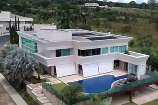 Flávio Bolsonaro afirma que comprou casa com ‘recursos próprios’