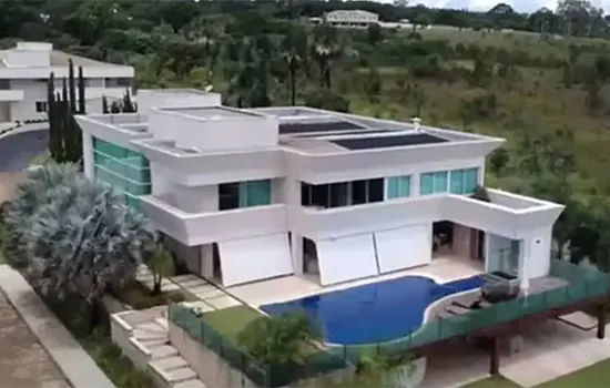 Flávio Bolsonaro afirma que comprou casa com ‘recursos próprios’