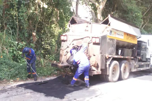 Ribeirão Pires realiza tapa-buraco no Bairro Tanque Caio