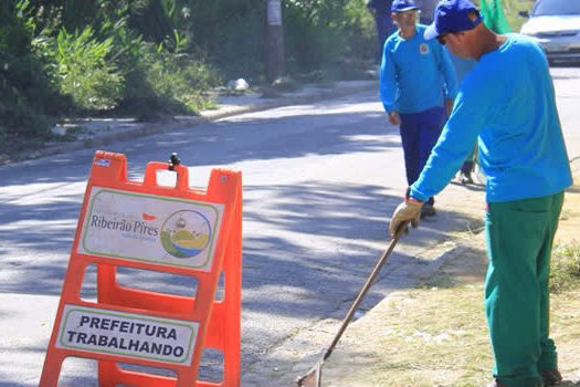 Prefeitura dá continuidade à manutenção de vias em Ouro Fino