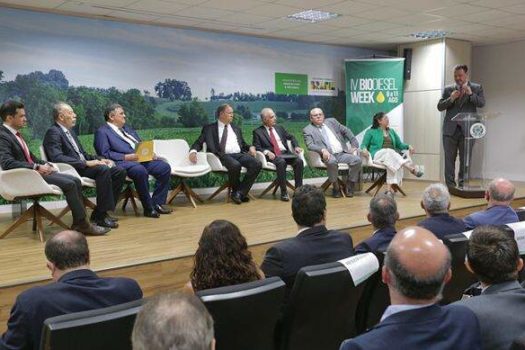 Ministro Carlos Fávaro discute rumos do biocombustível no Brasil em evento no Mapa