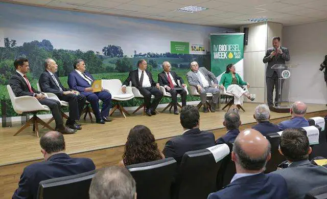 Ministro Carlos Fávaro discute rumos do biocombustível no Brasil em evento no Mapa