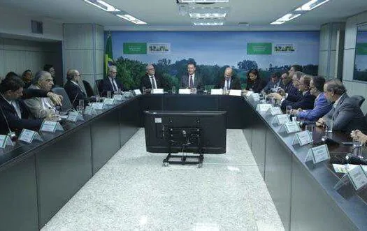 Ministro Carlos Fávaro realiza reunião ampliada no Mapa com os diferentes setores do agro