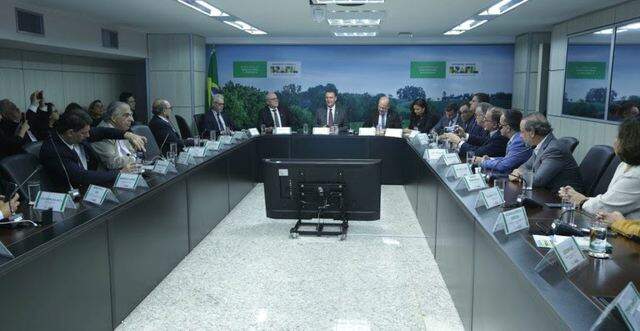 Ministro Carlos Fávaro realiza reunião ampliada no Mapa com os diferentes setores do agro