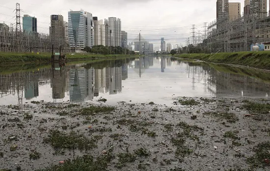 Rio Pinheiros recebe teste de máquina para capturar pernilongos