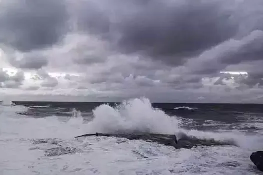 Grandes ondas e risco de ressaca no Sul e no Sudeste