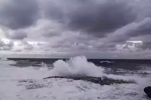 Ressaca nas praias do Sudeste do Brasil