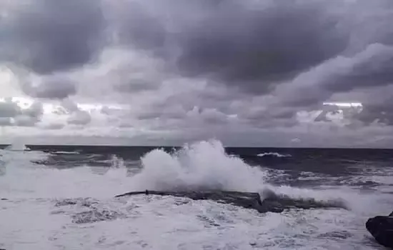 Ressaca nas praias do Sudeste do Brasil