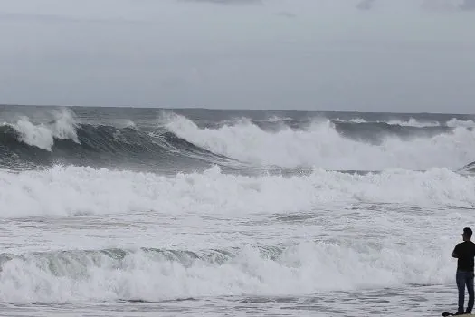 Previsão de temporal e ventos fortes no litoral durante o feriado