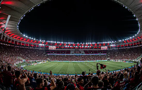 Com Maracanã lotado em sua volta