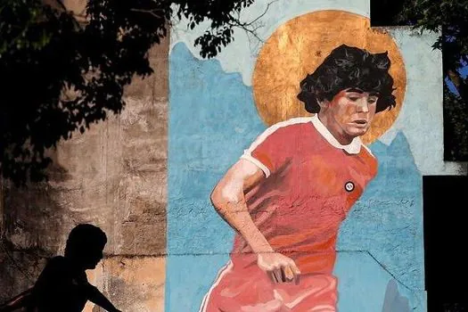 Fãs de Maradona relembram gigante do futebol um ano após morte