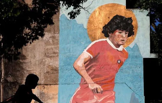 Fãs de Maradona relembram gigante do futebol um ano após morte