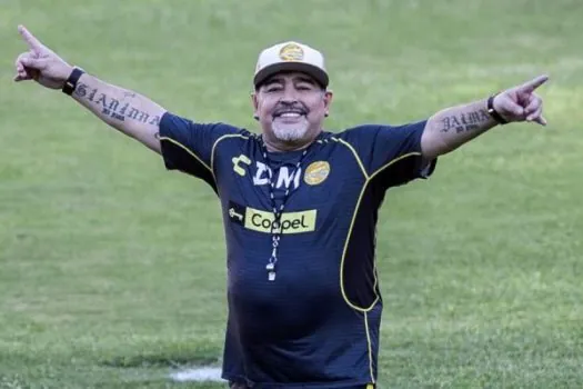 Clarin informa morte de Maradona após mal súbito