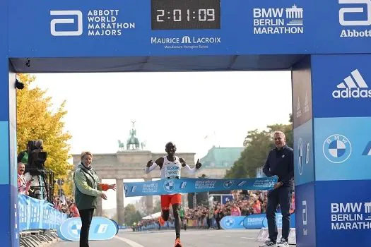 Eliud Kipchoge supera própria marca e bate recorde mundial na Maratona de Berlim