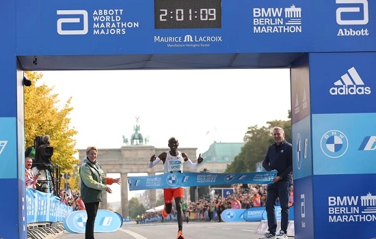 Eliud Kipchoge supera própria marca e bate recorde mundial na Maratona de Berlim