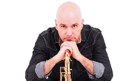 Saxofonista Marcelo Monteiro fará show no Clara Nunes