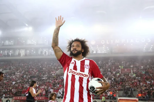 Marcelo é recepcionado por mais de 20 mil torcedores do Olympiacos em bela festa