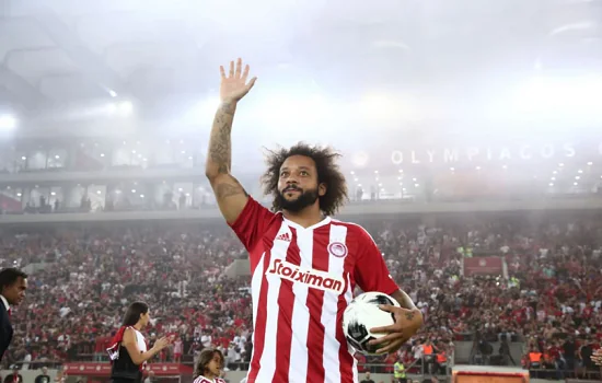 Marcelo é recepcionado por mais de 20 mil torcedores do Olympiacos em bela festa