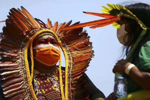 Participantes da 2ª Marcha Nacional das Mulheres Indígenas marcham pela região de Brasília