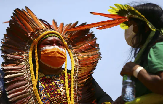 Participantes da 2ª Marcha Nacional das Mulheres Indígenas marcham pela região de Brasília