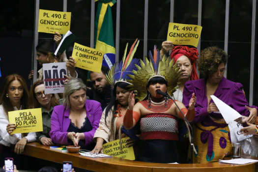 Movimento indígena inicia protestos contra governo Lula e marco temporal no STF