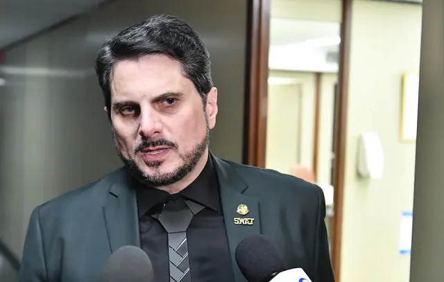 Senador Marcos do Val diz que Bolsonaro pressionou por golpe e que vai renunciar